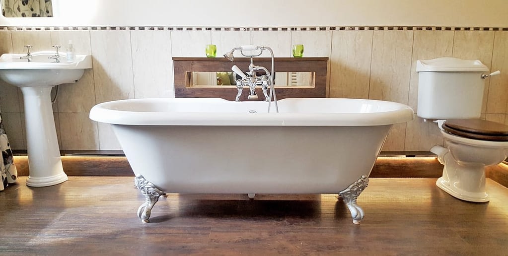 Briddal Suite Bathroom with Roll-Top bath