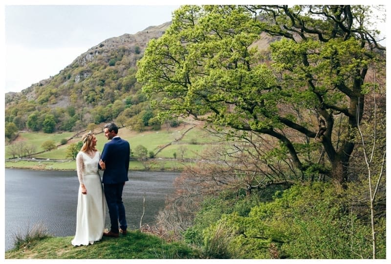 Bride-and-Groom-Lakeside-in-the-Lake-District