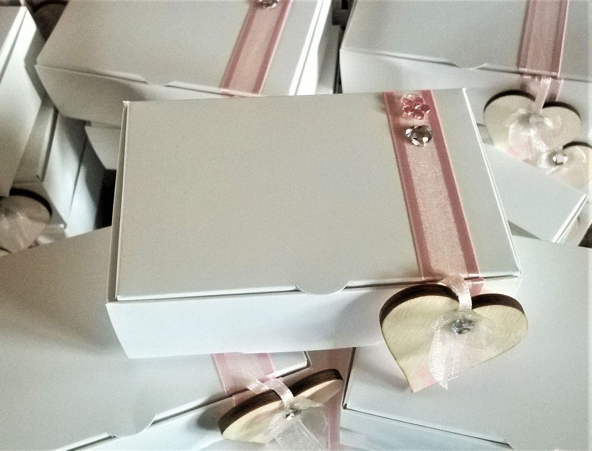Pretty cake boxes for wedding cake sharing