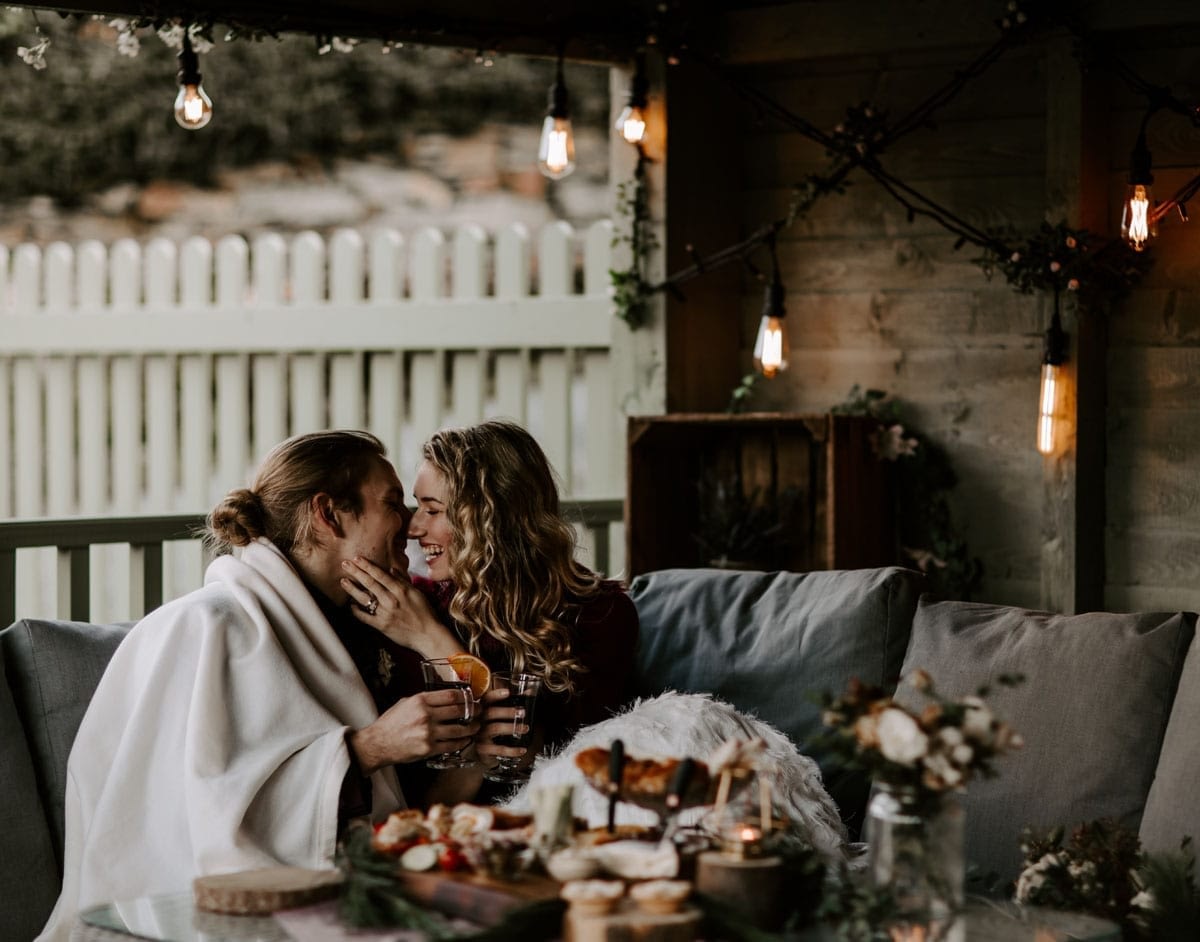 Elopement-Wedding-Couple-in-Cote-How-Gazebo-Having-a-Picnic