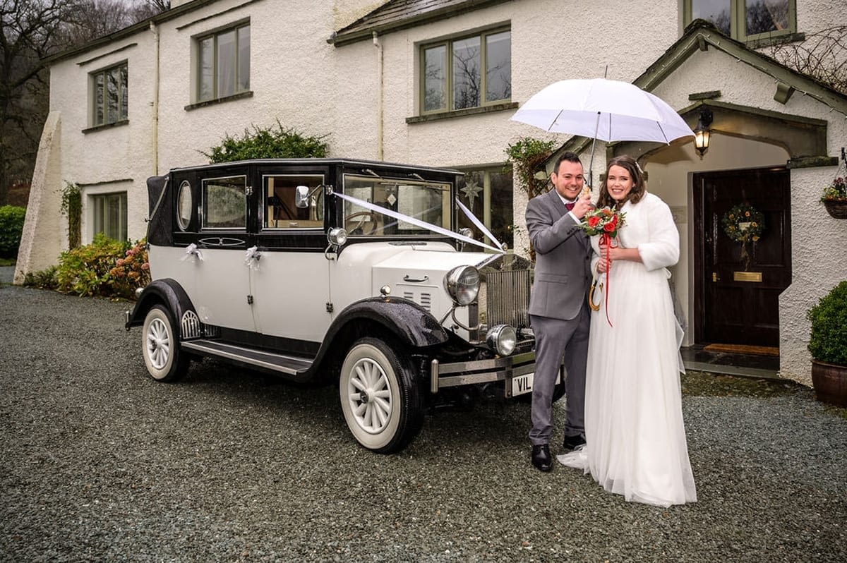 Bride-and-Groom-First-Look---Arriving-for-their-Christmas-Wedding