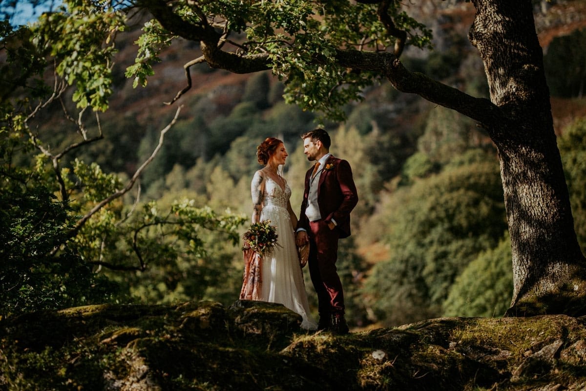 Wedding couple in the autumnal sun